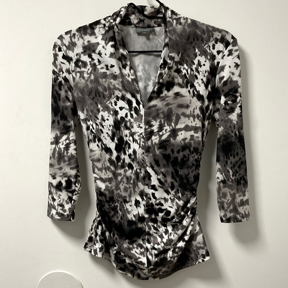 Wild Vince Camuto Black & Greys Pattern Polyester Spandex Pleated Sides Top!